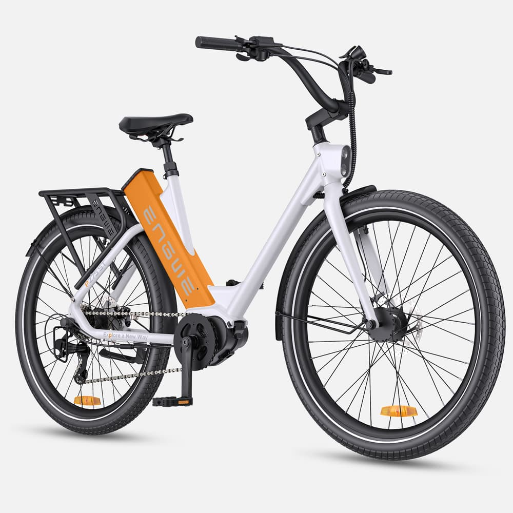 Bicicleta eléctrica blanca, batería naranja, neumáticos negros, sobre fondo blanco.