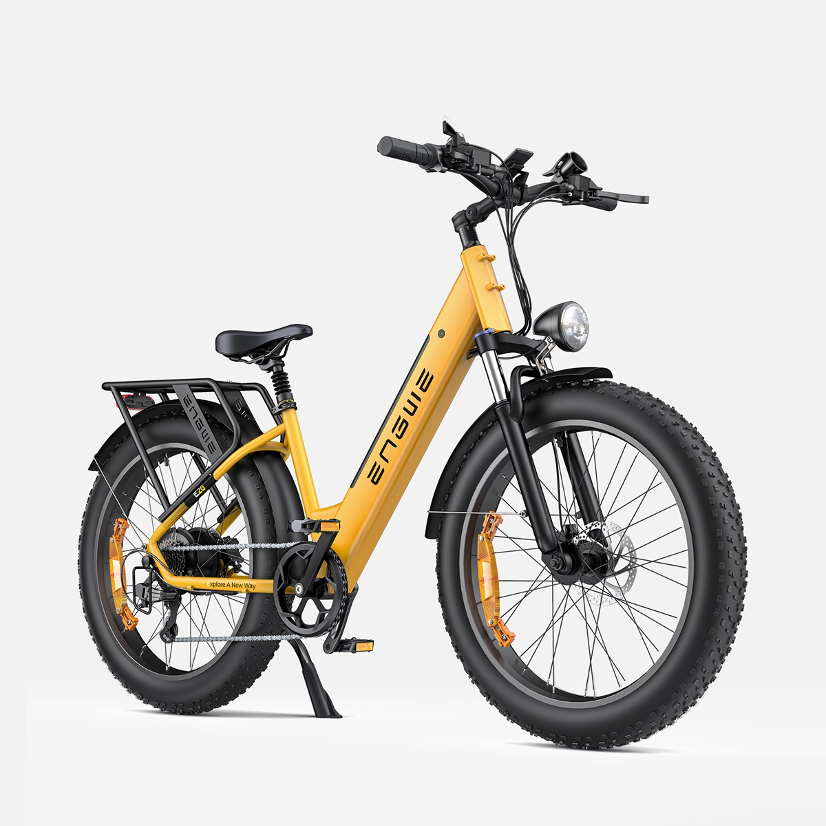 Bicicleta eléctrica ENGWE amarilla con neumáticos grandes. Detalles negros, faro y portaequipajes sobre fondo blanco.