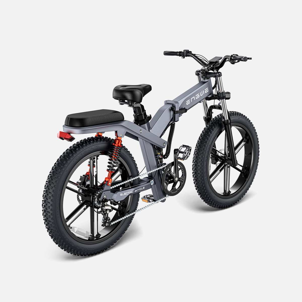 Bicicleta eléctrica gris con neumáticos gruesos, asiento negro y detalles de suspensión naranja.