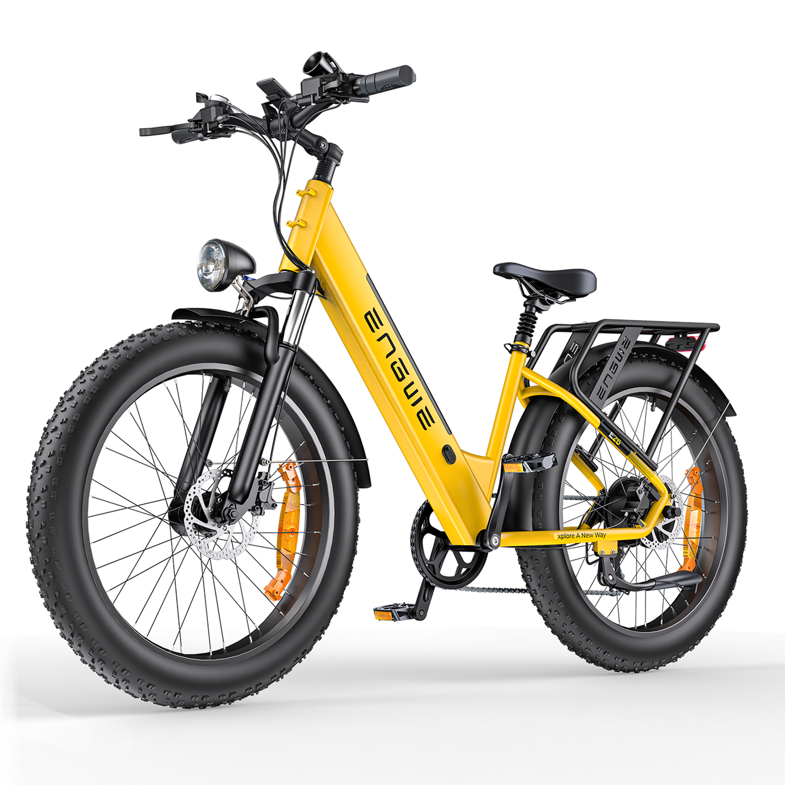 Bicicleta eléctrica amarilla con neumáticos grandes y portaequipajes trasero. Tiene faro.