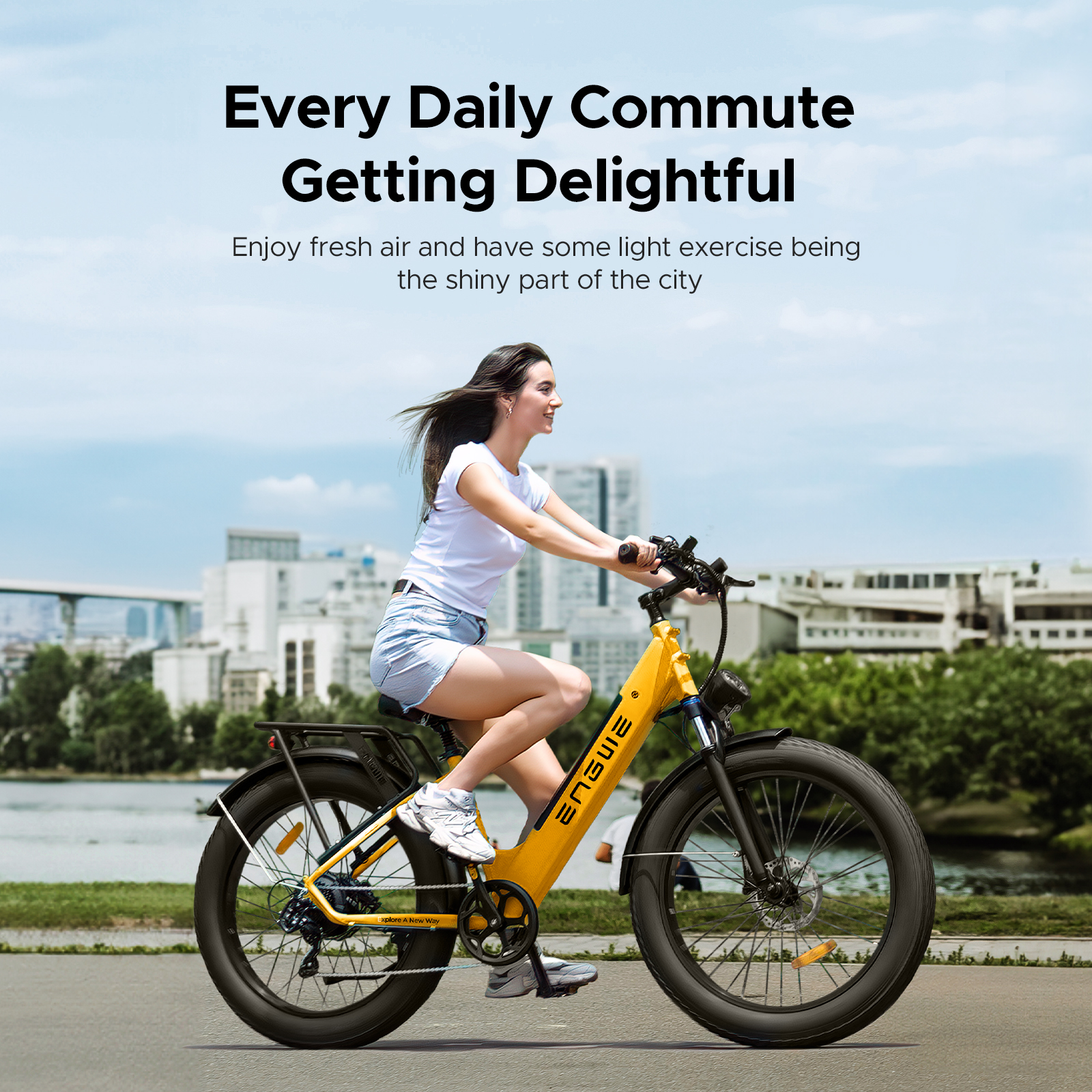 Kobieta jadąca żółtym rowerem elektrycznym. Miasto w tle, tekst o codziennych dojazdach.