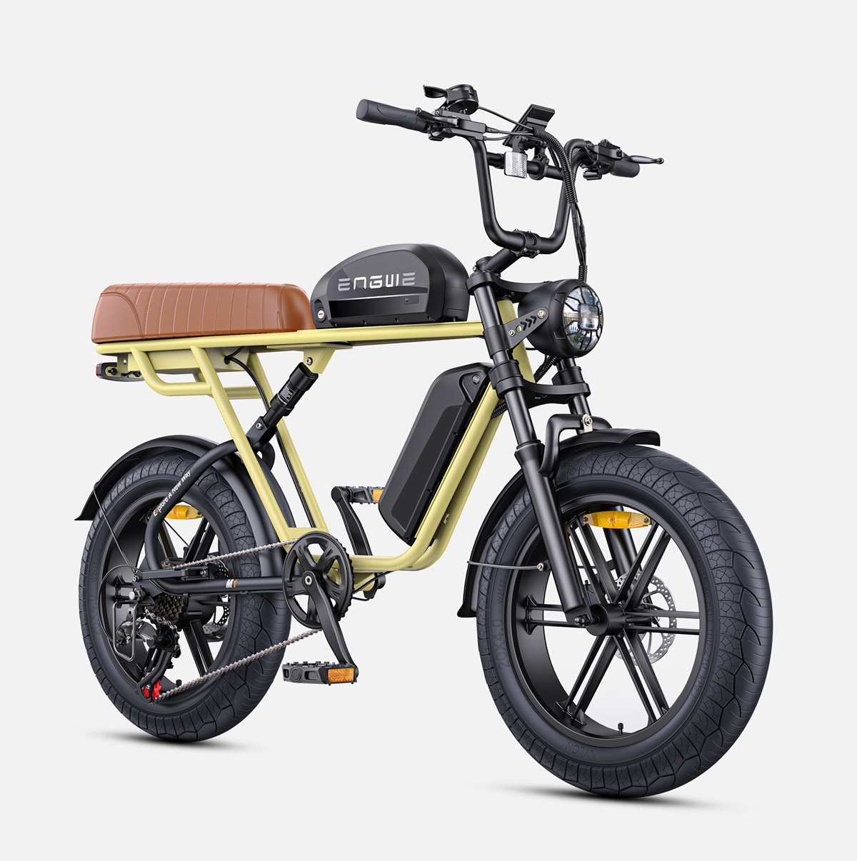E-bike verde oliva con asiento marrón, neumáticos negros y faro delantero.