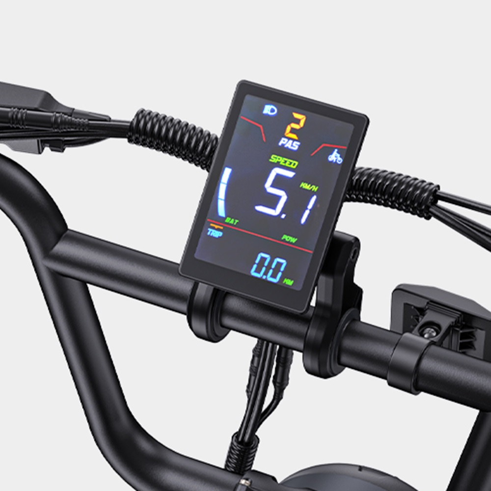 Primer plano de manillar de bicicleta negro con pantalla digital. Pantalla muestra velocidad, batería y otros datos.