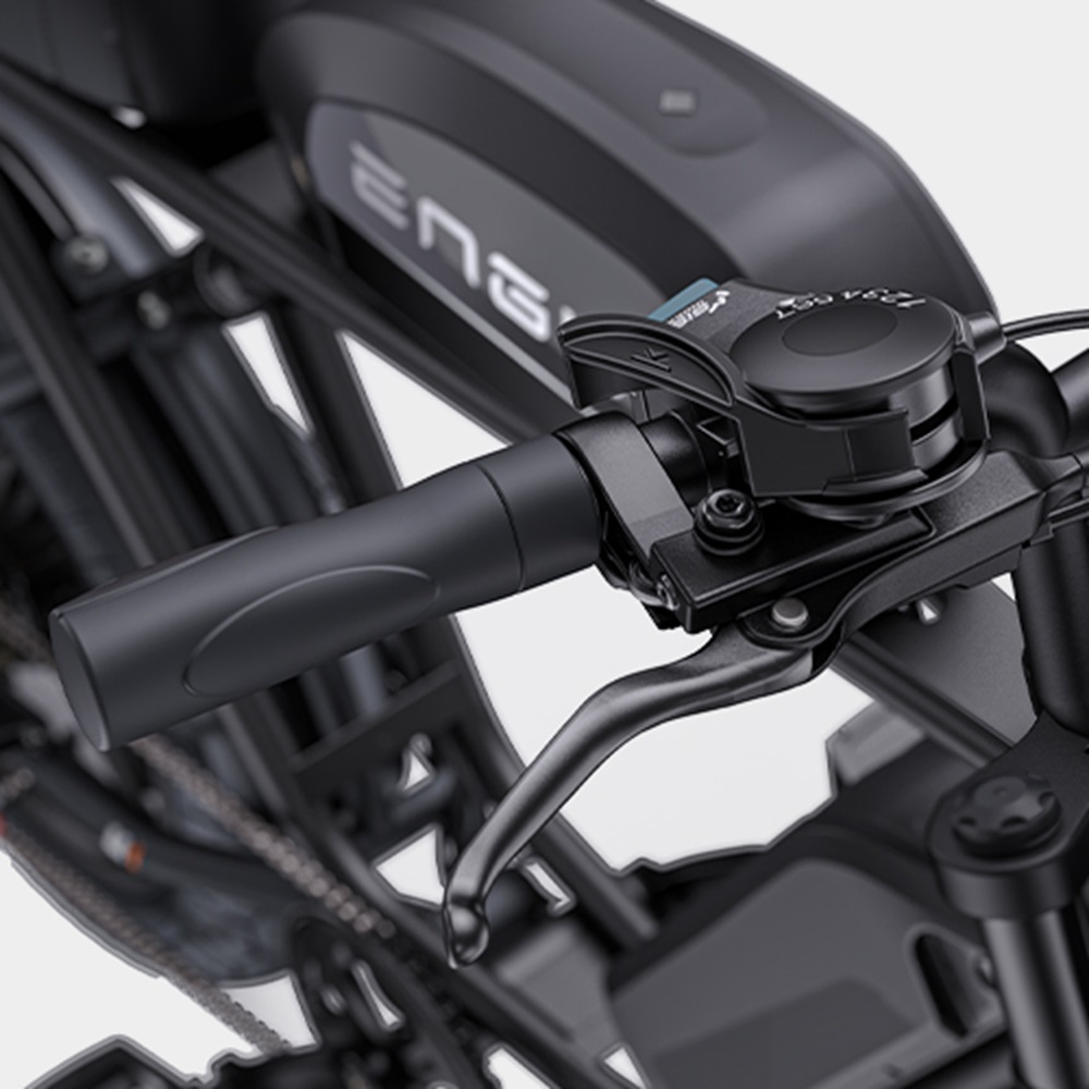 Primer plano de un manillar de bicicleta negro con controles.