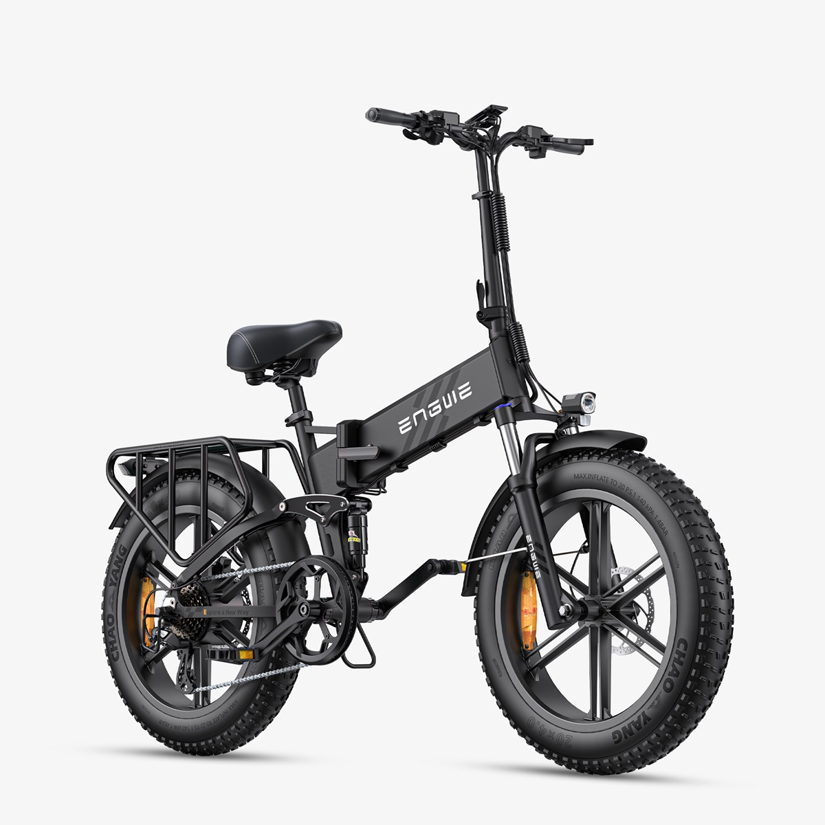 Una bicicleta eléctrica negra con neumáticos anchos y la marca 'ENGWE'.