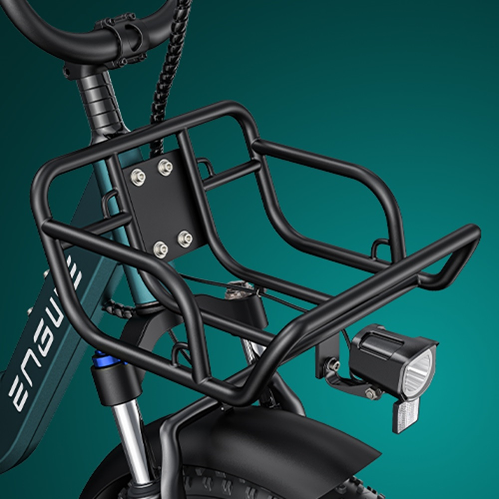 Schwarzer Fahrradgepäckträger an einem Elektrofahrrad, mit schwarzem Lenker. Grüner Hintergrund.