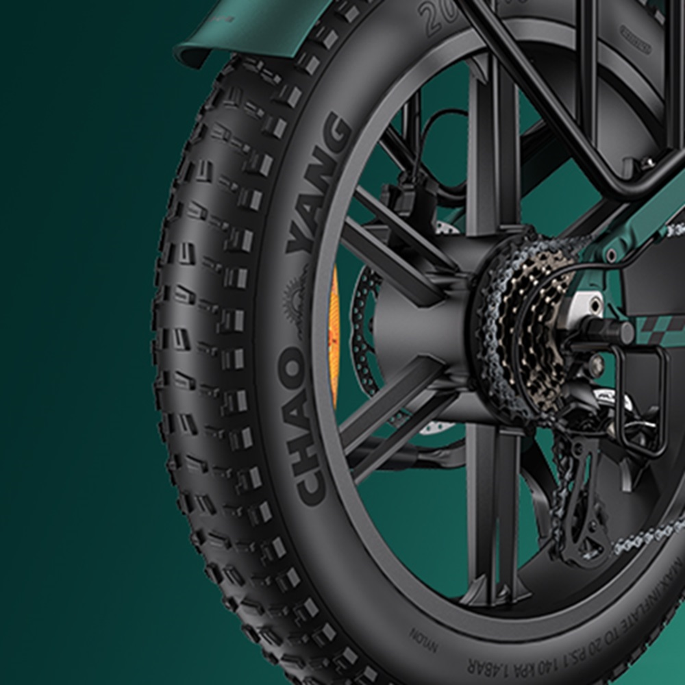 Primer plano de neumático negro con texto 'CHAO YANG' y rueda de bicicleta. Fondo verde oscuro.