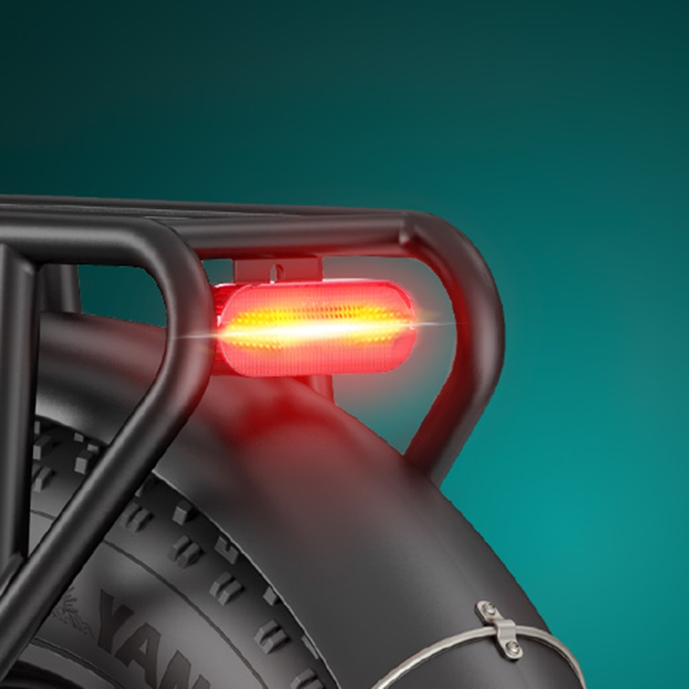 Rotes Fahrrad-Rücklicht, Rückansicht. Gepäckträger und Reifen sichtbar.