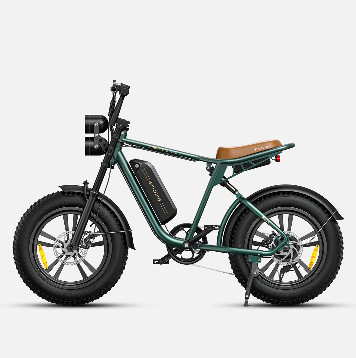 Bicicleta eléctrica verde con asiento marrón, neumáticos negros y faros. Está sobre un fondo blanco.