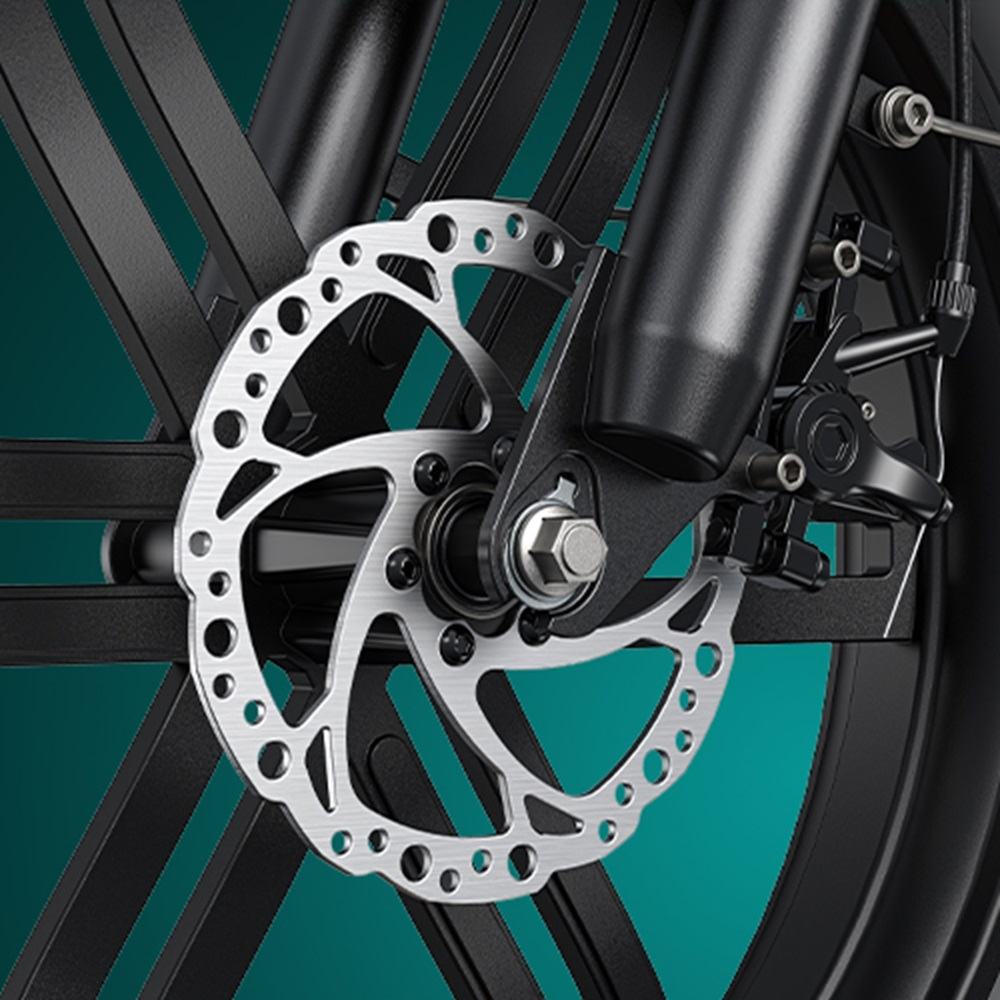 Nahaufnahme eines Fahrrad-Scheibenbremssystem mit silbernem Rotor und schwarzen Komponenten.