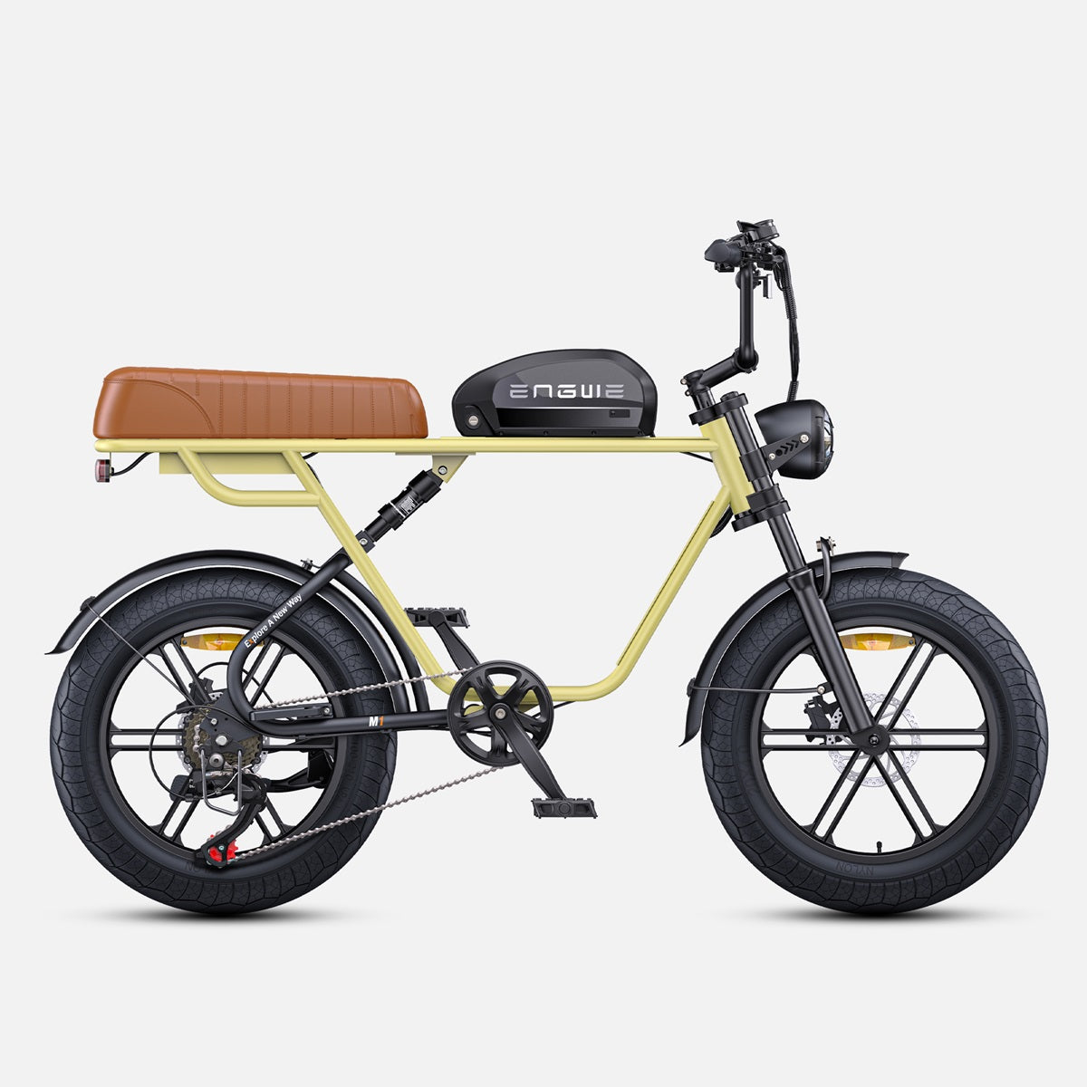 Bicicleta eléctrica amarilla con asiento marrón, guardabarros negros y caja negra.