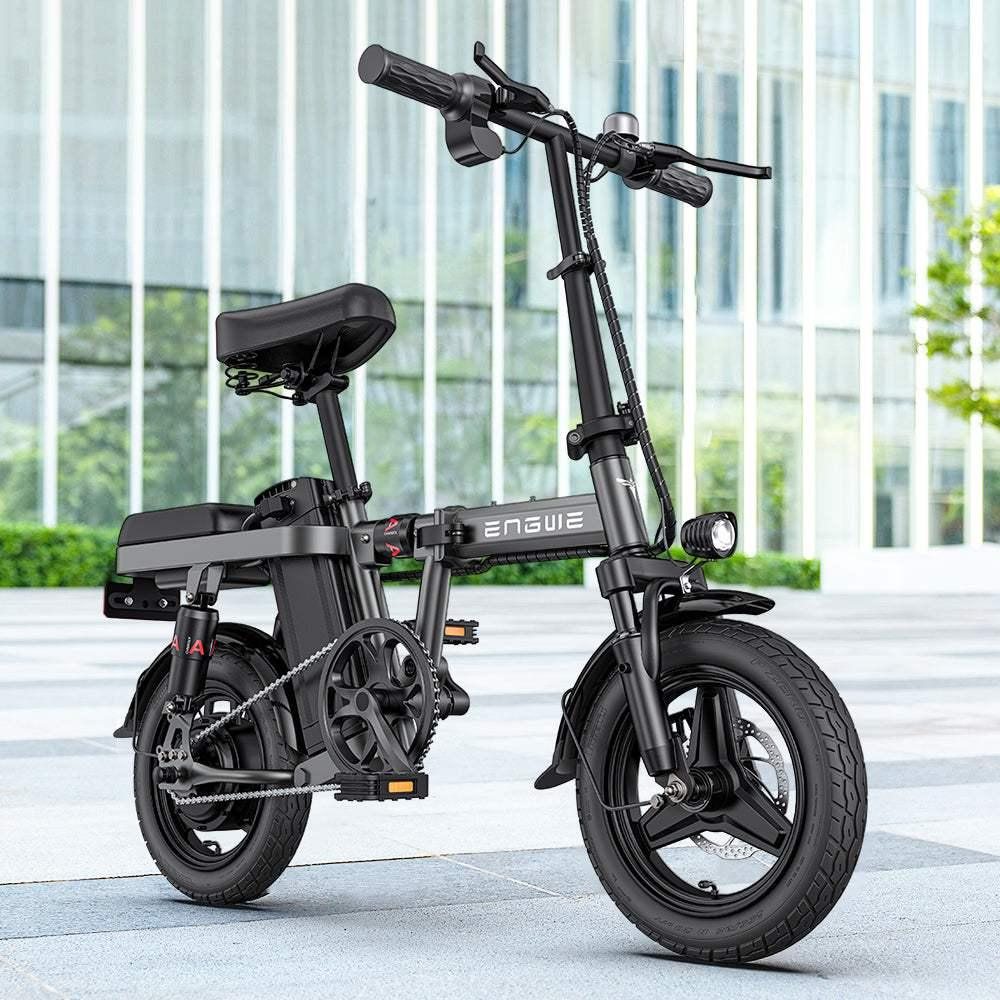 Scooter elettrico nero con design pieghevole. Lo scooter è parcheggiato in una via della città.