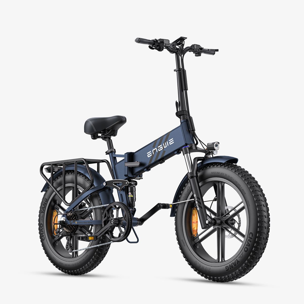 Bicicleta eléctrica plegable azul. Tiene neumáticos negros, un portaequipajes y detalles en naranja. El fondo es blanco.