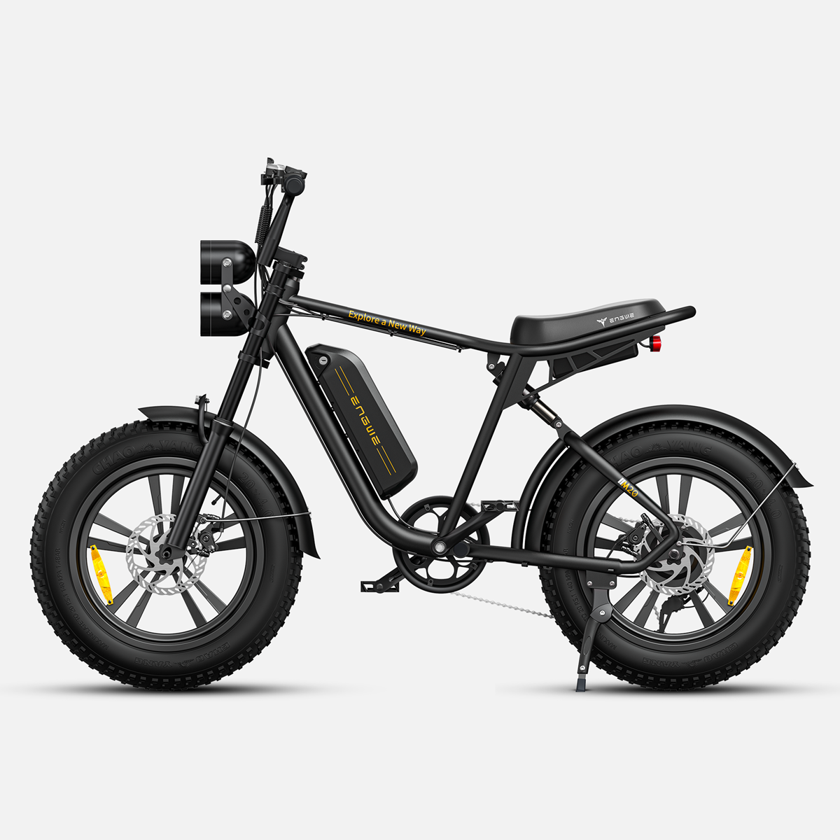 E-bike negro con batería, dos faros y neumáticos anchos, sobre fondo blanco.