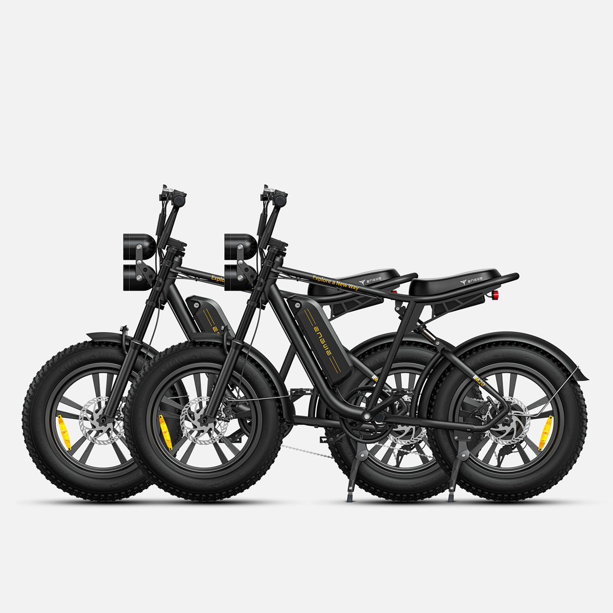 Tres bicicletas eléctricas negras alineadas. Cada una tiene un faro y un asiento.