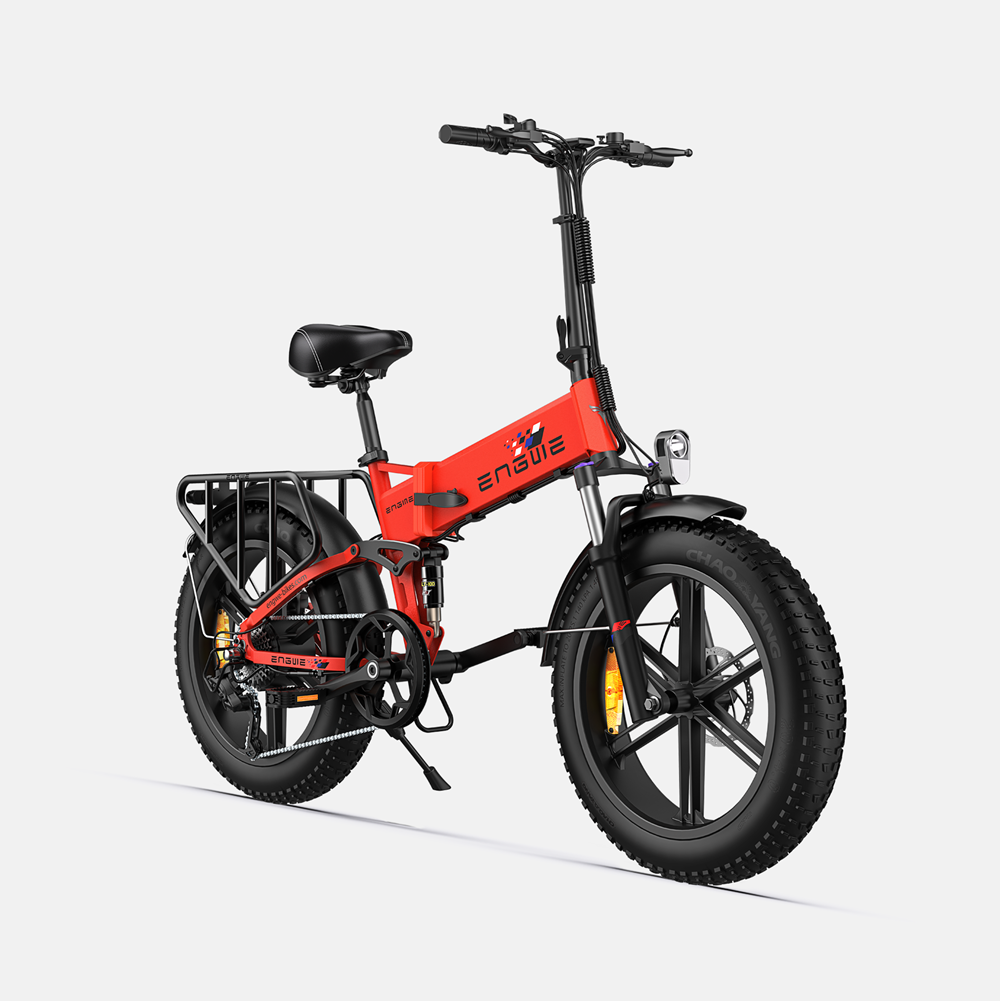 Bicicleta eléctrica plegable roja, neumáticos negros, asiento negro, portaequipajes negro. Fondo blanco.