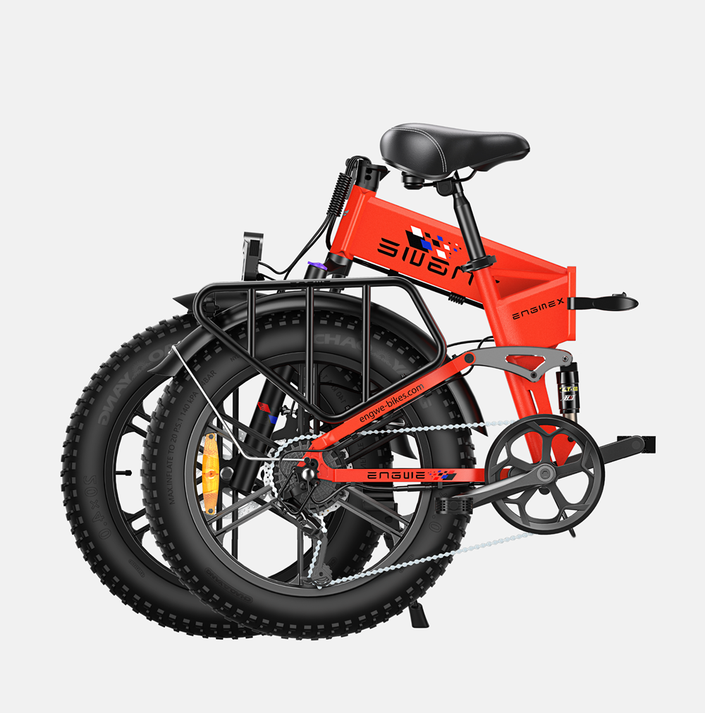 Una bicicleta eléctrica plegable roja, con neumáticos negros y un portaequipajes trasero. La bicicleta está plegada.