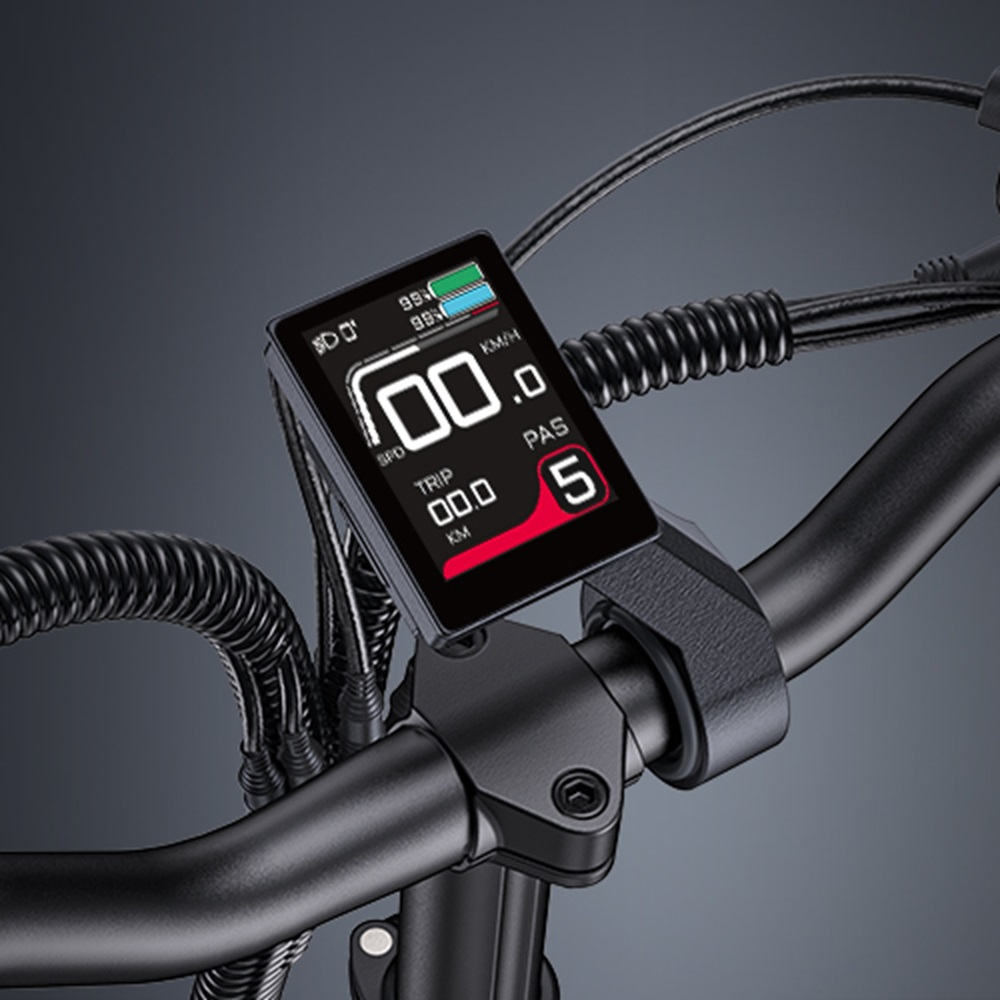 Nahaufnahme eines E-Bike-Displays mit Geschwindigkeit und Akkustand.