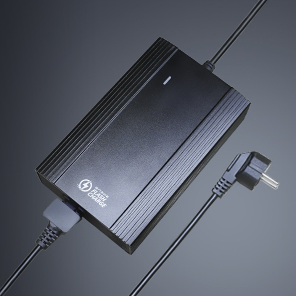 Ein schwarzes Ladegerät mit Kabel und Stecker. Flash-Charge-Logo darauf.