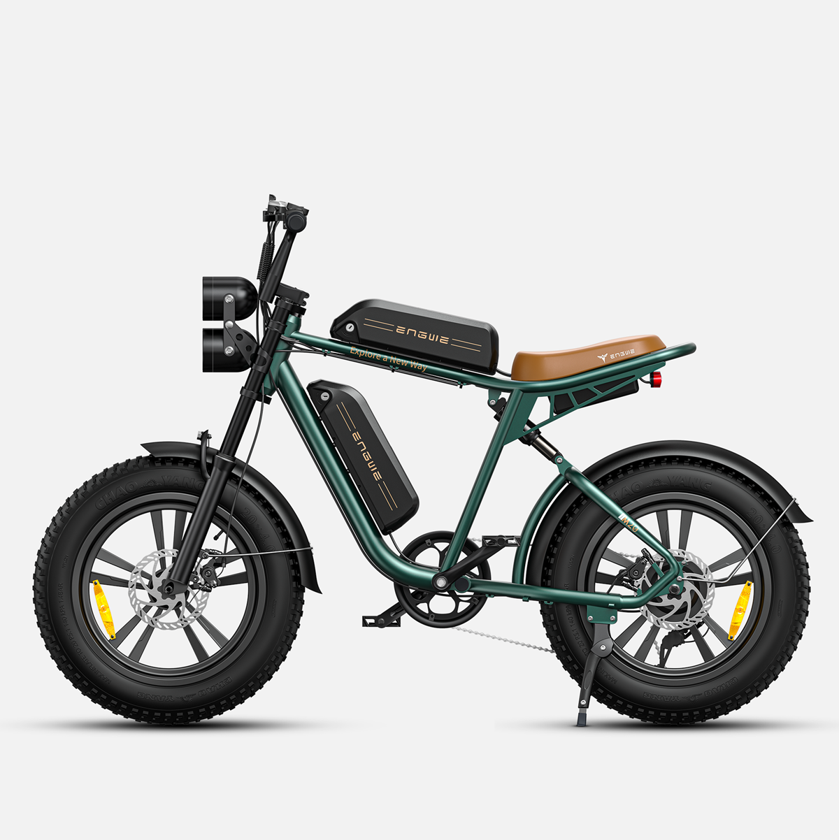 Motocicleta eléctrica verde con asiento marrón, neumáticos negros y dos faros.