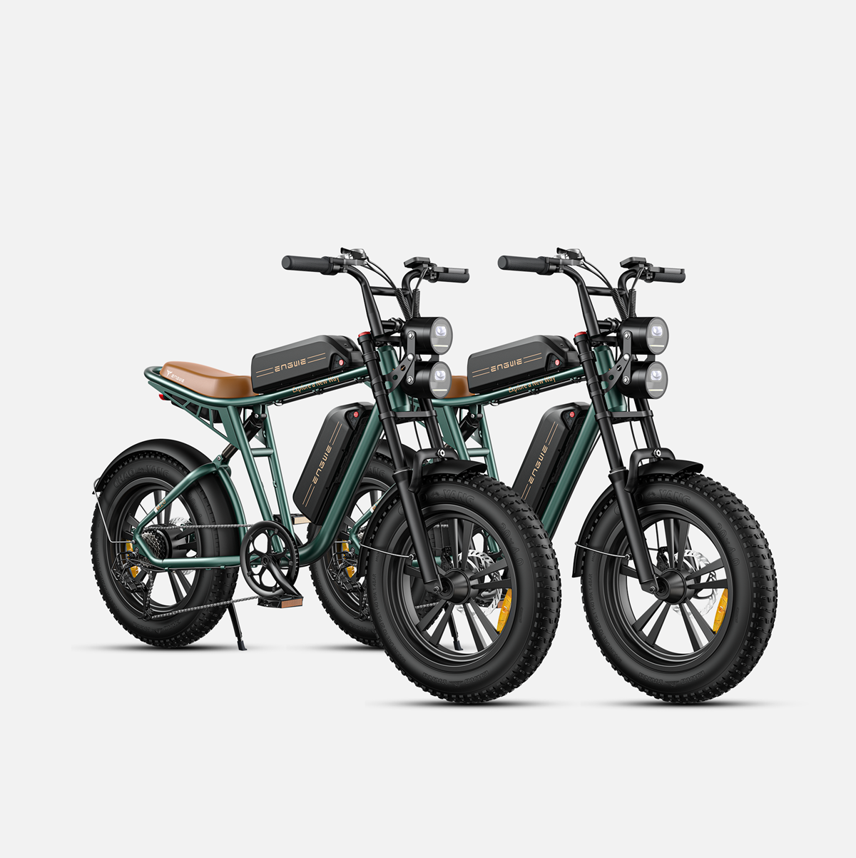 Dos motocicletas eléctricas estacionadas una al lado de la otra. Son negras, verde azulado y tienen asientos marrones.