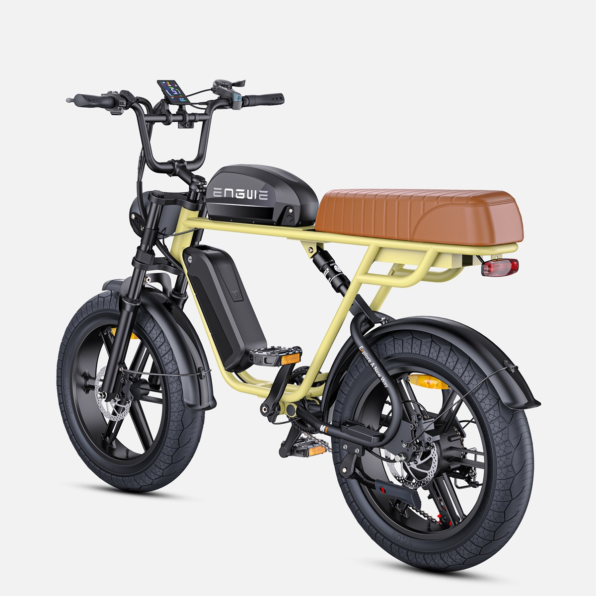 Una bicicleta eléctrica con cuadro amarillo, asiento marrón y componentes negros, vista desde atrás a la derecha.