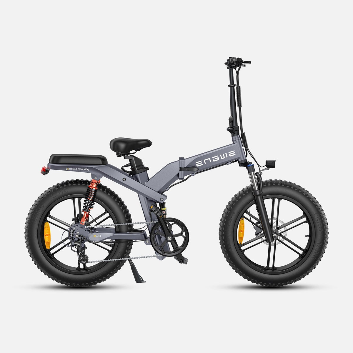 Una bicicleta eléctrica plegable gris con neumáticos negros. Tiene un asiento y un cuadro.