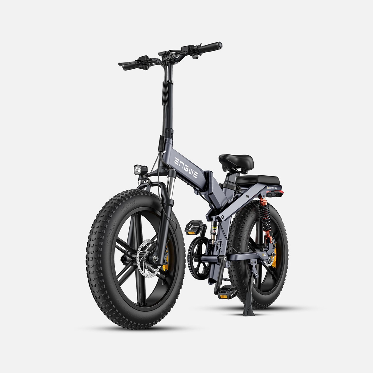 Una bicicleta eléctrica con neumáticos grandes, cuadro gris y asiento negro, vista de frente.