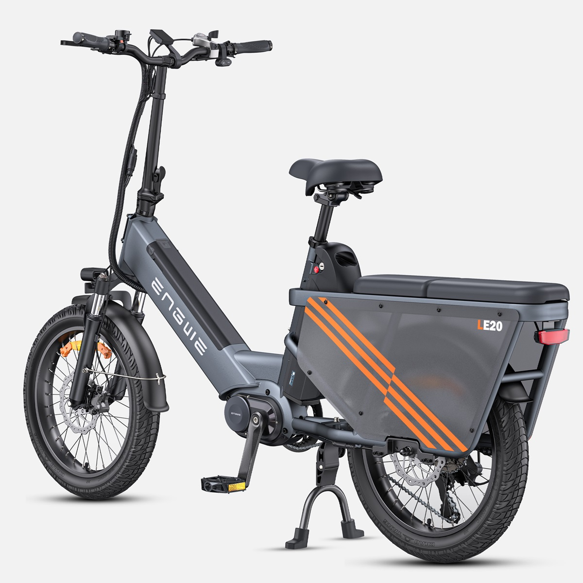 Ein elektrisches Fahrrad in Grau mit orangefarbenen Akzenten. Es hat einen hinteren Laderaum und schwarze Reifen.