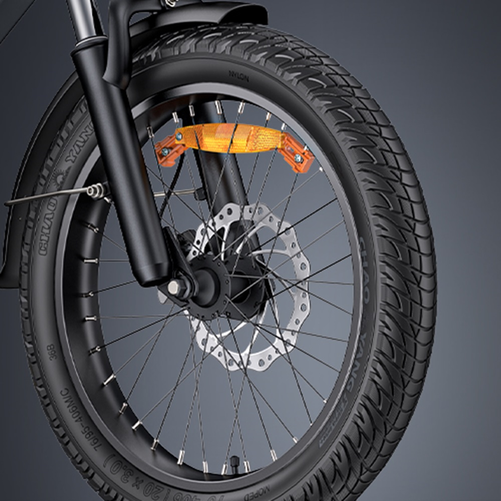 Nahaufnahme eines Fahrradrads mit Reifen, reflektierendem, orangefarbenem Sicherheitsgerät.