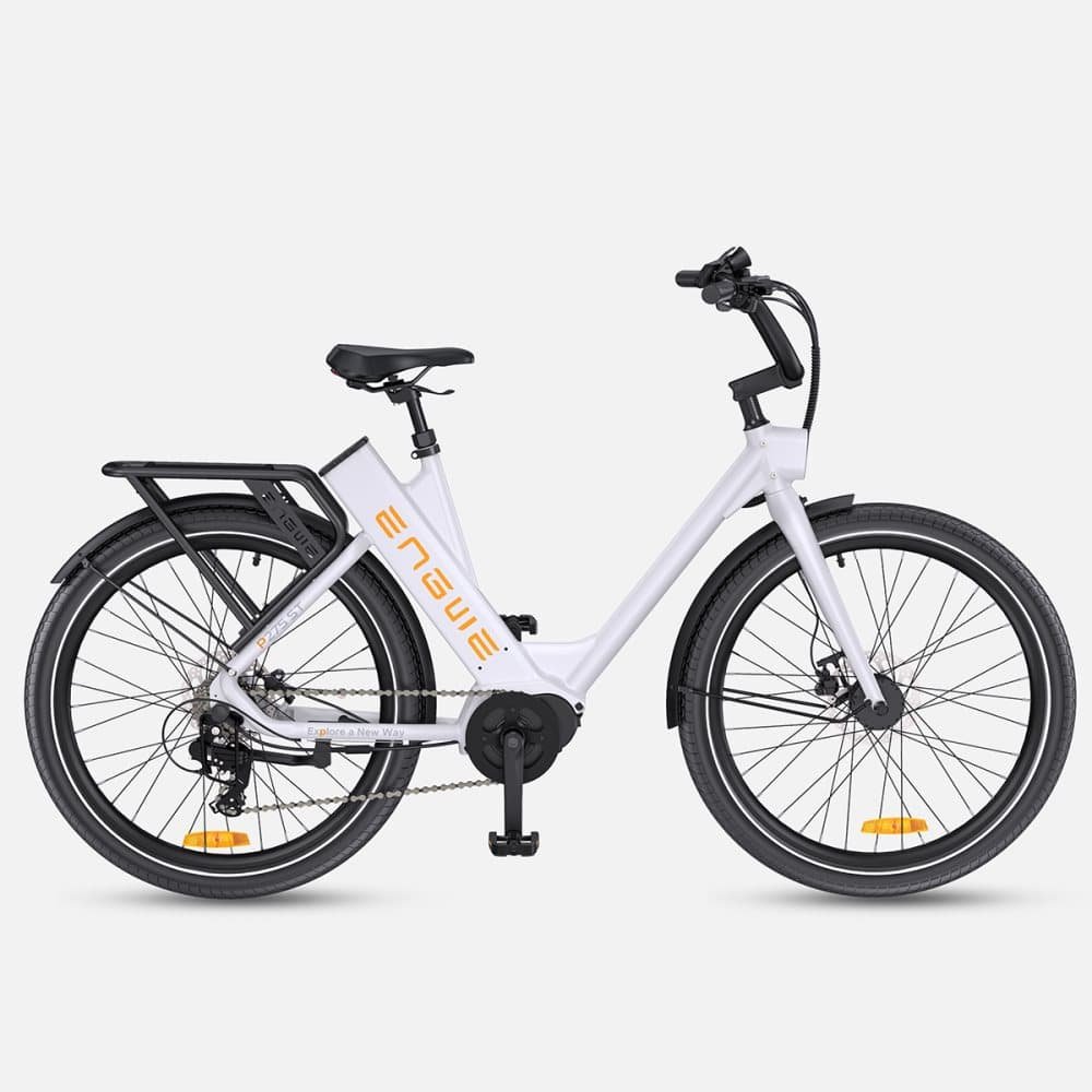 Bicicleta eléctrica blanca, vista lateral. Características incluyen asiento negro, neumáticos y nombre de la marca.