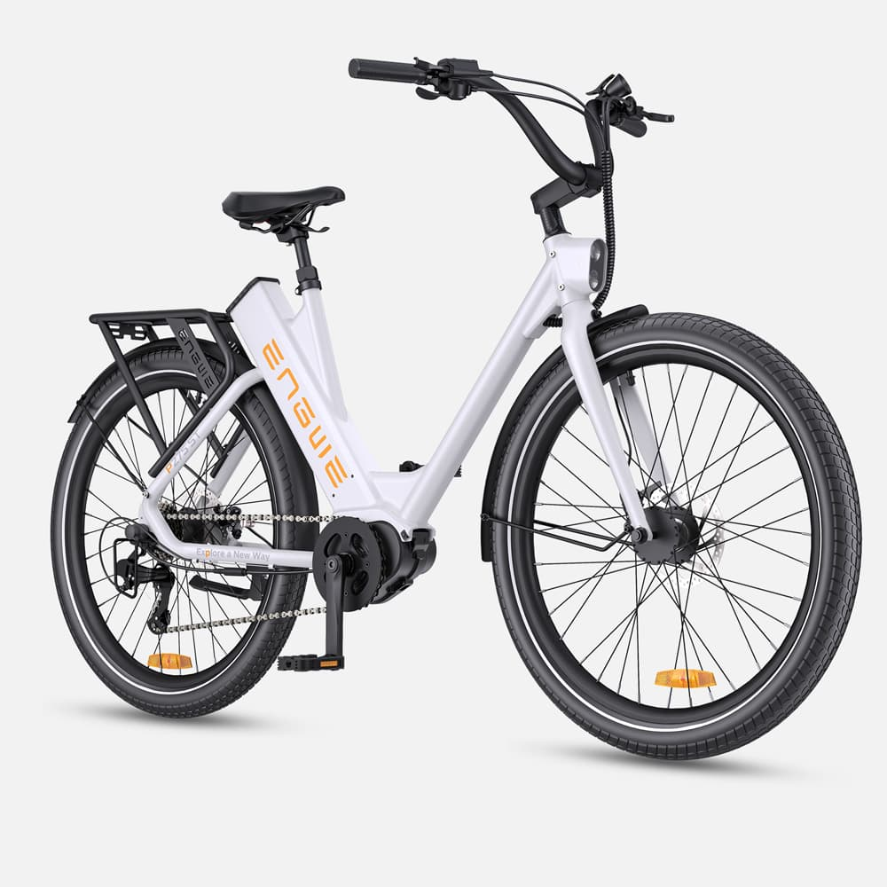 Una bicicleta eléctrica blanca, vista lateral, sobre fondo blanco.