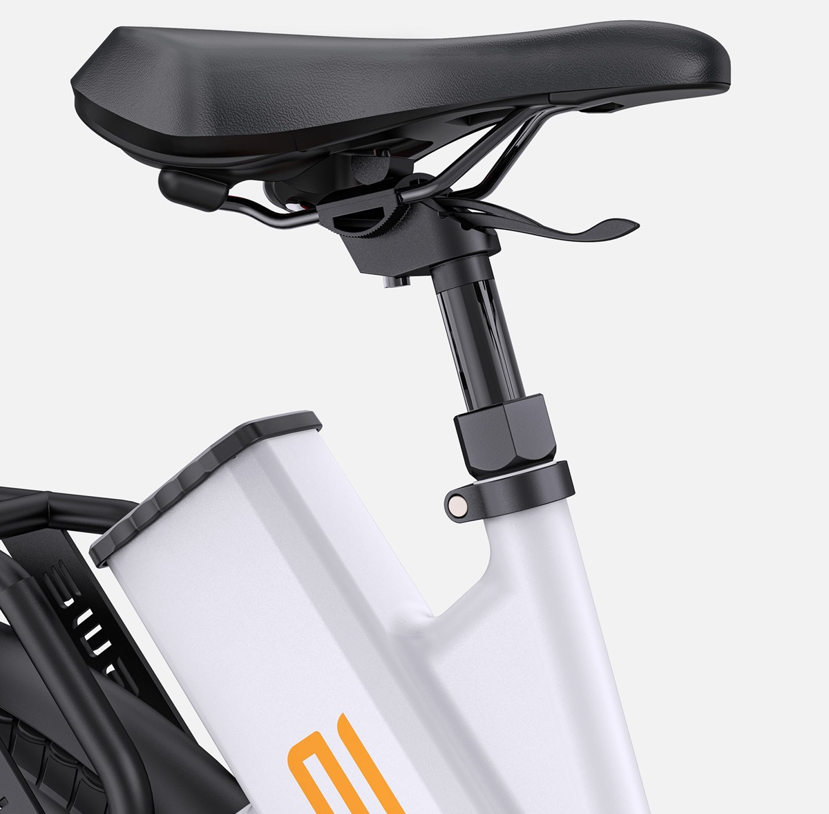 Primer plano del asiento de una bicicleta y compartimento de batería en bici eléctrica blanca y negra.
