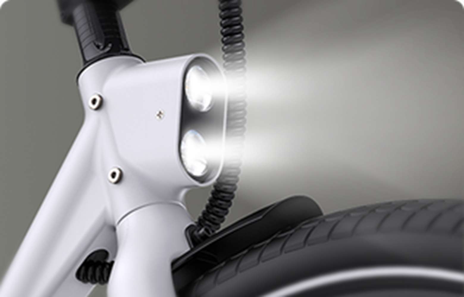 Primer plano de faro blanco de bicicleta. Luz brillante, dos bombillas.