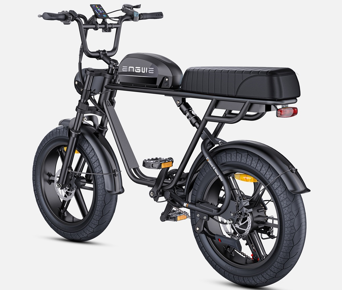 Bicicleta eléctrica negra con marco y neumáticos tipo motocicleta sobre fondo blanco.