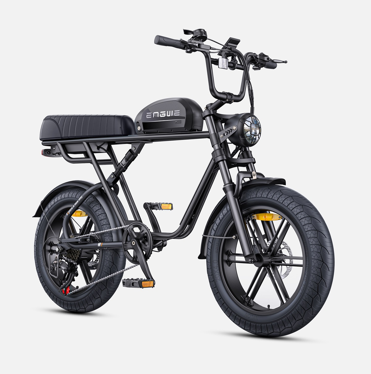 Bicicleta eléctrica negra sobre fondo blanco. Tiene un estilo retro.