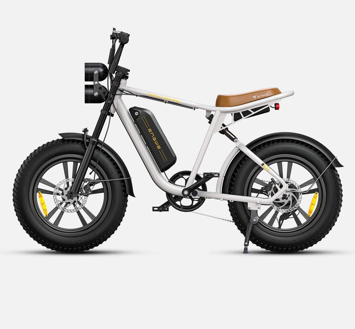 Una bicicleta eléctrica blanca con asiento marrón, neumáticos negros y faros.