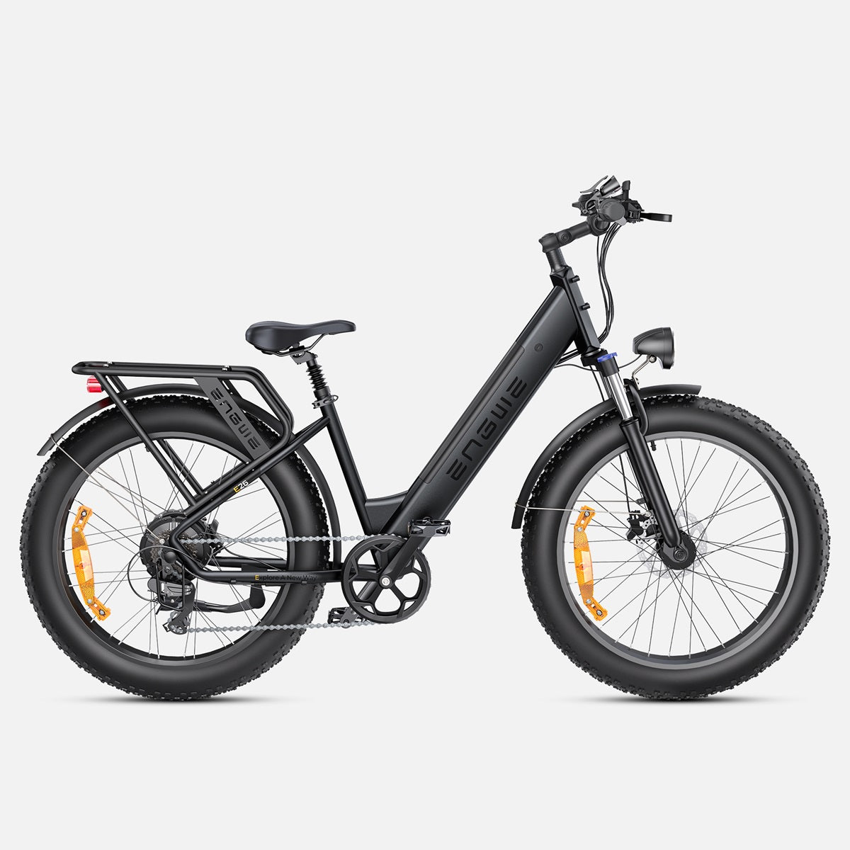 Bicicleta eléctrica negra sobre un fondo blanco. Tiene neumáticos grandes y un portaequipajes trasero.