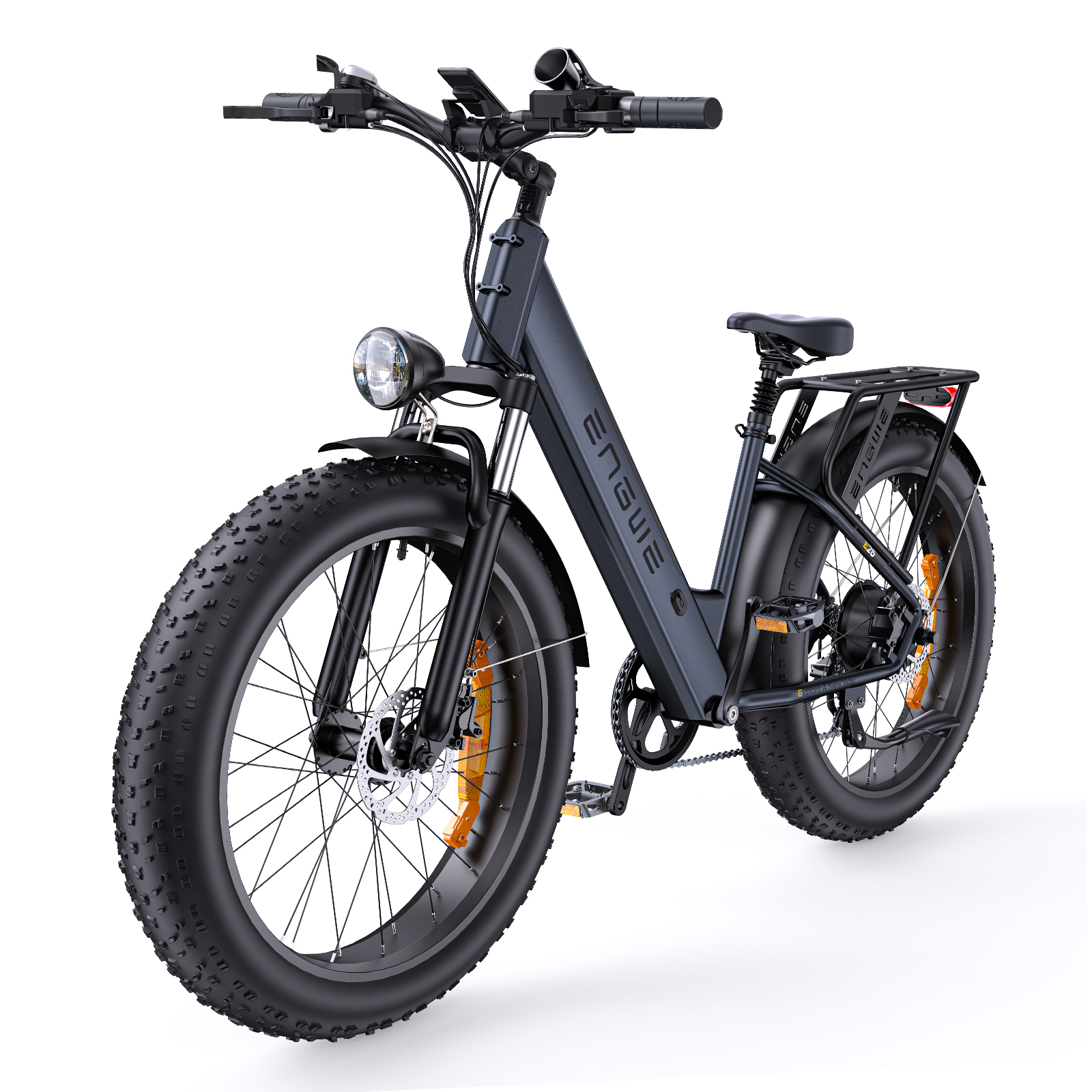 Una bicicleta eléctrica gris oscura con llantas grandes y una luz delantera, vista frontal, sobre fondo blanco.