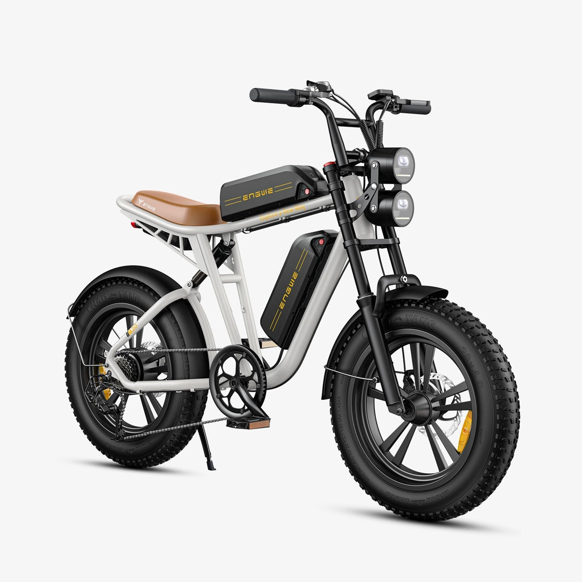 Una bicicleta eléctrica Engwe con cuadro blanco y asiento marrón. Llantas y faros negros visibles.