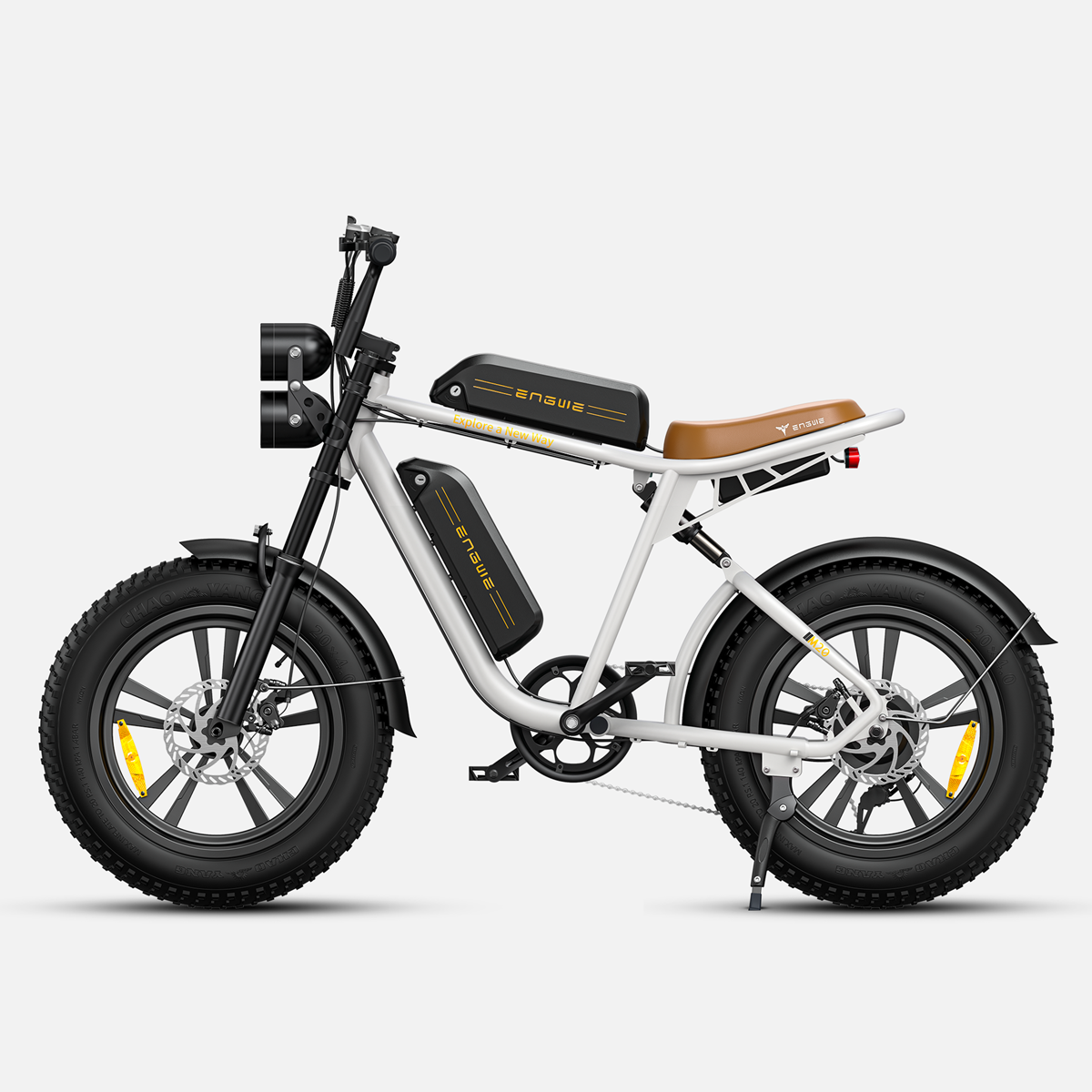Bicicleta eléctrica blanca con detalles negros, asiento marrón y batería en el cuadro.