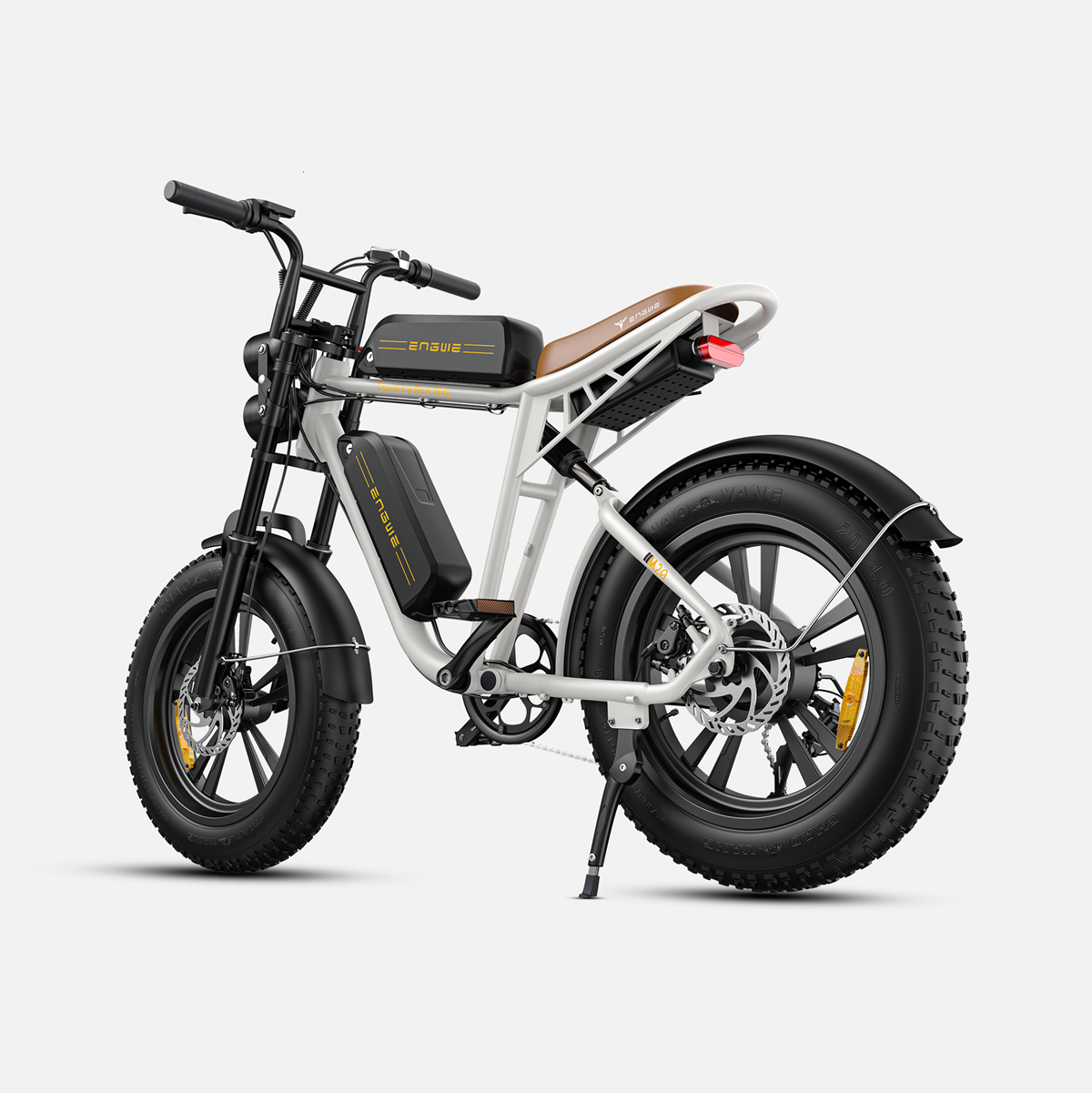 Bicicleta eléctrica blanca y negra con asiento marrón, sobre un fondo blanco.