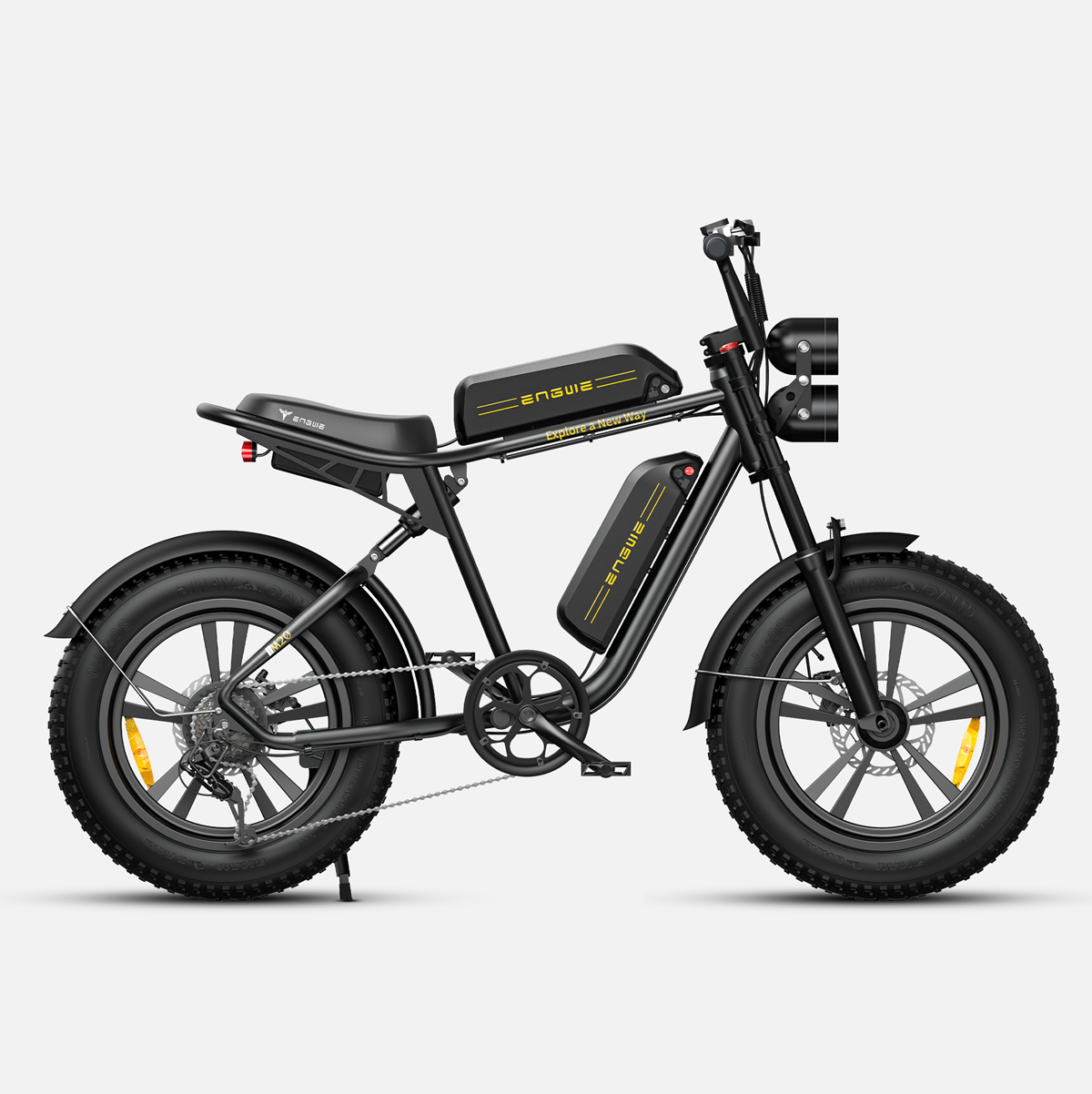 Bicicleta eléctrica negra con detalles amarillos. Tiene asiento, ruedas y dos baterías negras.