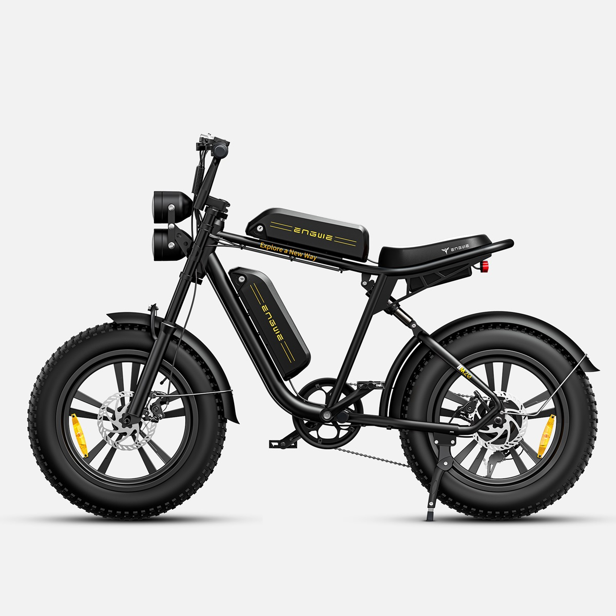 Una bicicleta eléctrica negra con detalles amarillos, vista lateral sobre un fondo blanco.