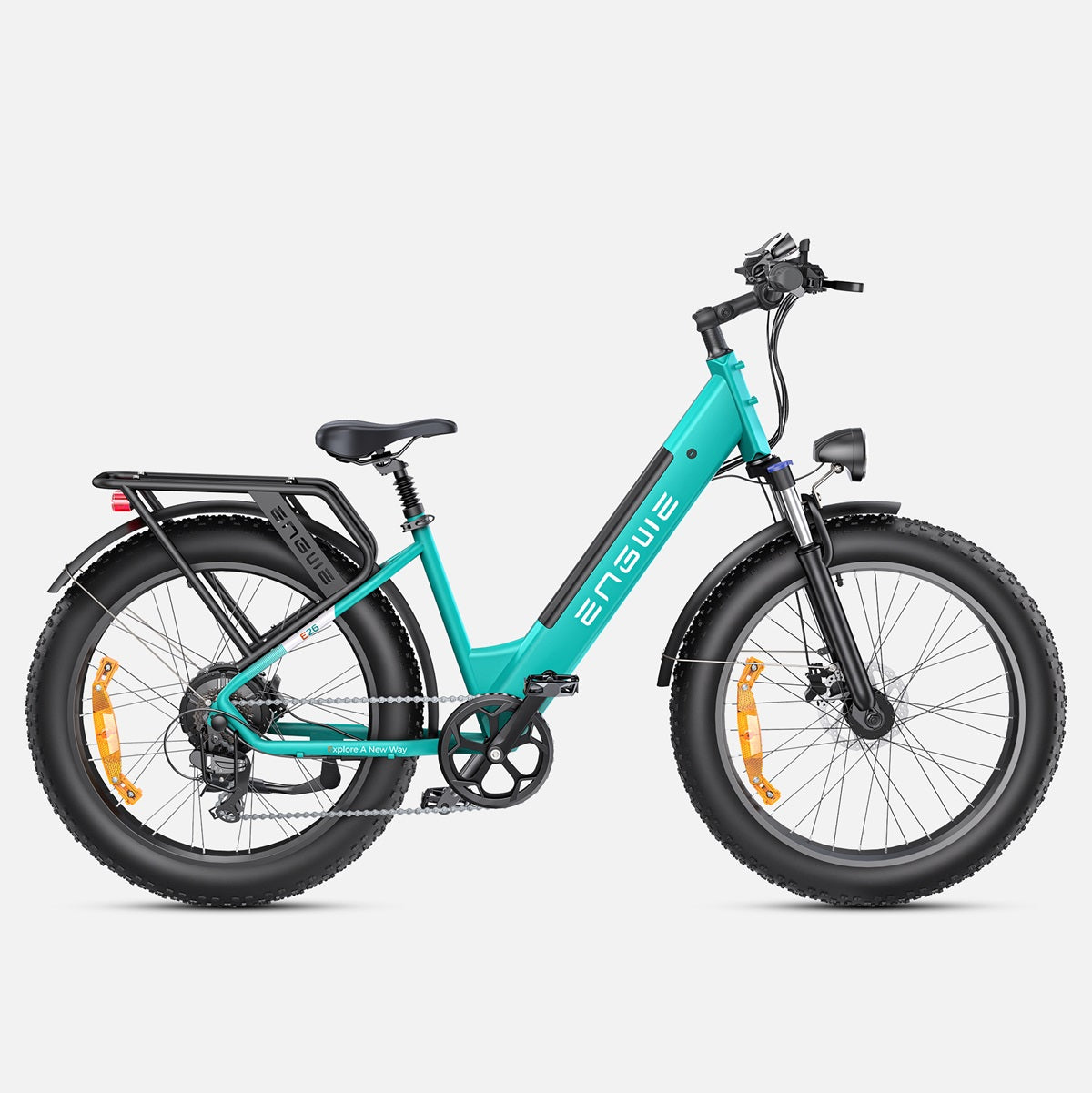 Bicicleta eléctrica turquesa con llantas grandes, portaequipajes negro. Fondo blanco.