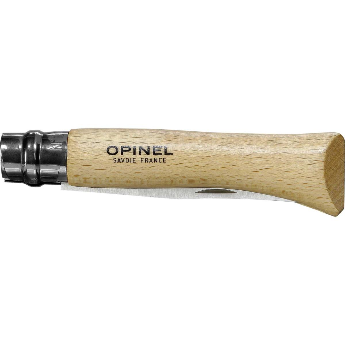 Coltello Opinel chiuso, manico in legno. La lama è ripiegata nel manico in legno. Il marchio è visibile.