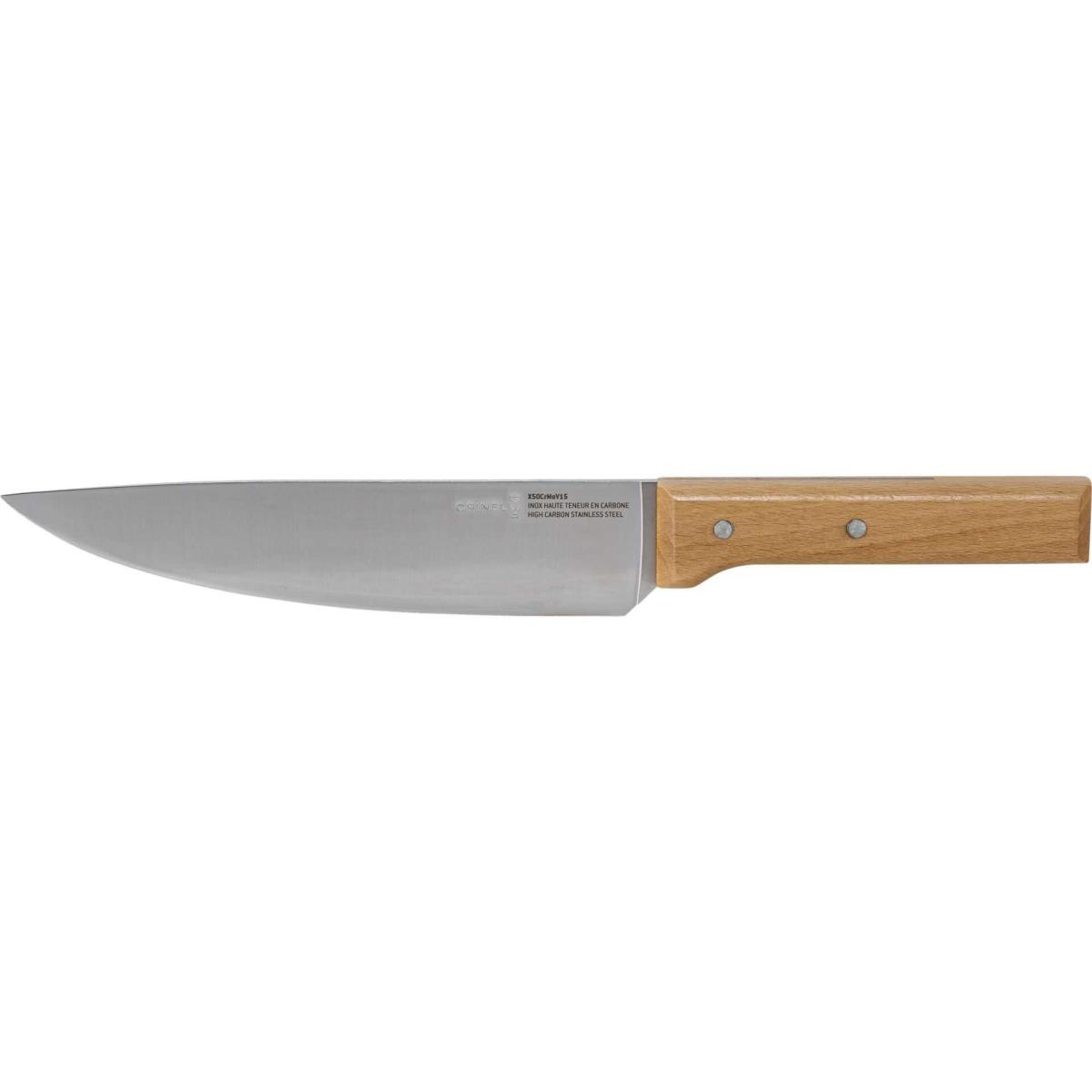 Un grande coltello da cucina con manico in legno, isolato su bianco. La lama è in acciaio inossidabile.