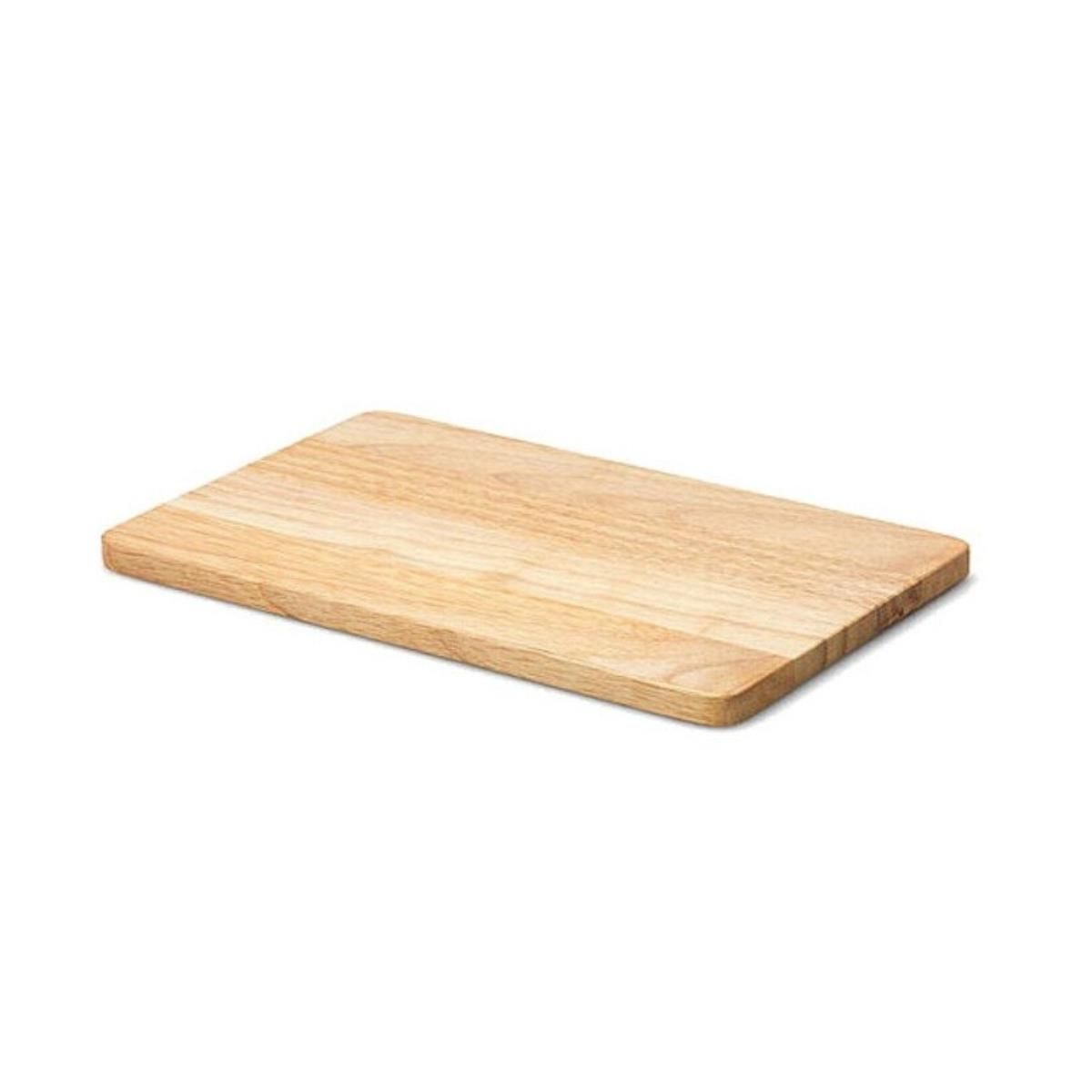 Holzschneidebrett, rechteckige Form, hellbraune Farbe. Weißer Hintergrund.