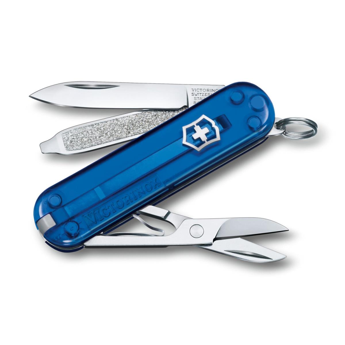 Açık bıçakları ve makası olan mavi bir Victorinox çoklu aracı.