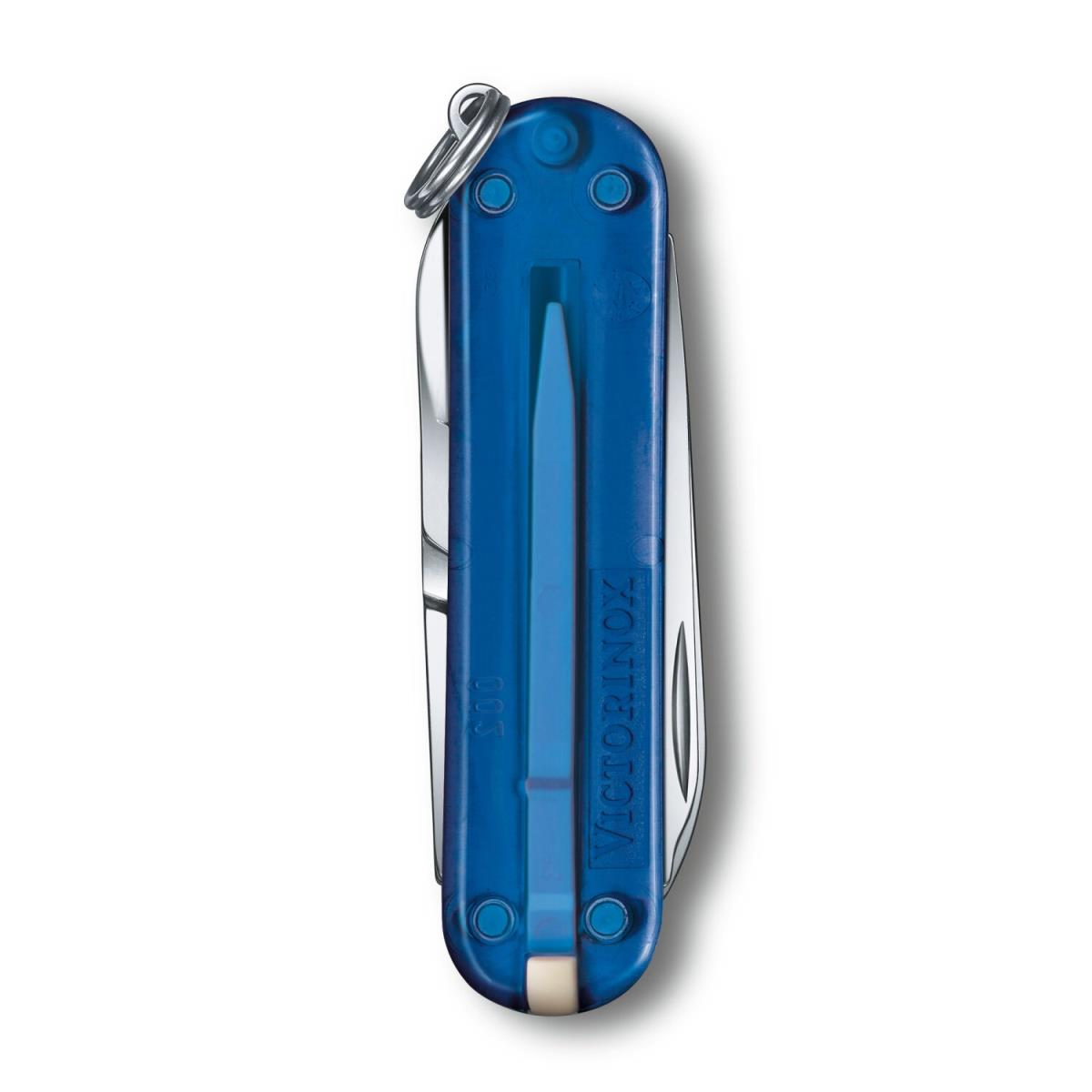 Mavi Victorinox İsviçre çakısı, kısmen açık, bıçağı ve tırnak törpüsünü gösteriyor. Beyaz zemin.